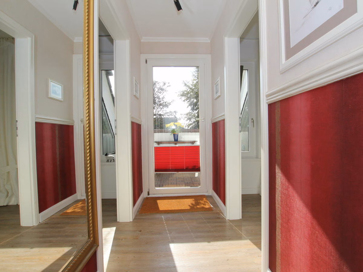 Heller Flur mit Zugang zum Südbalkon