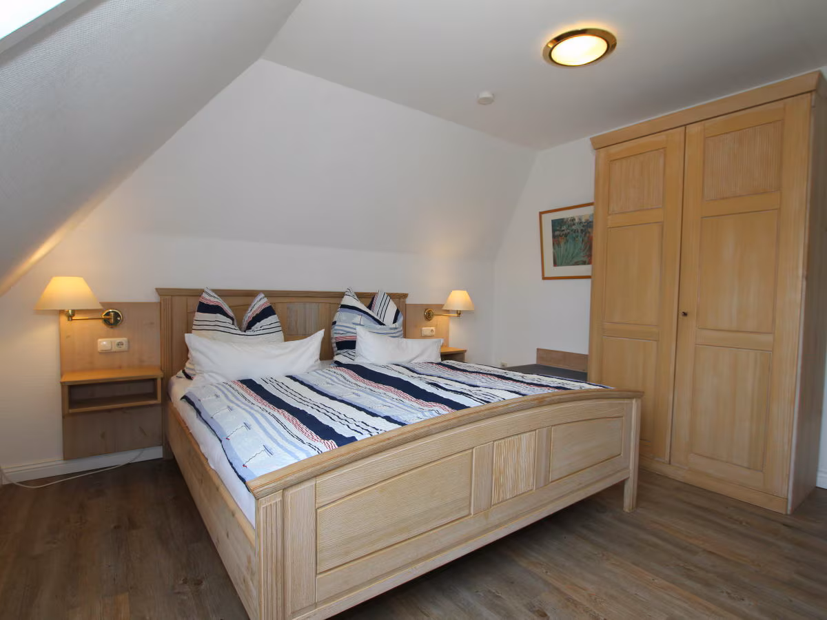 Schlafzimmer mit Doppelbett