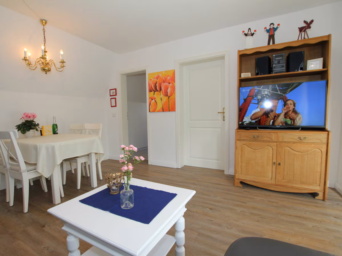 Wohnbereich – Blick auf TV und Essbereich